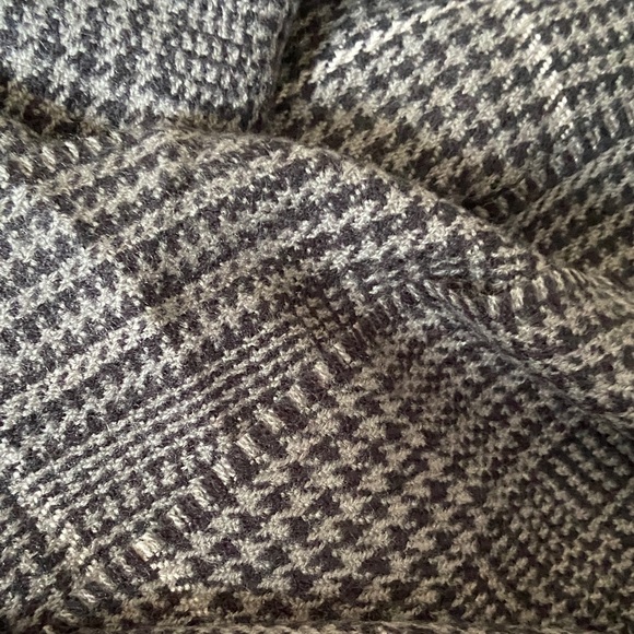 NWT Old Navy Black and Gray Houndstooth Scarf - Picture 3 of 5
